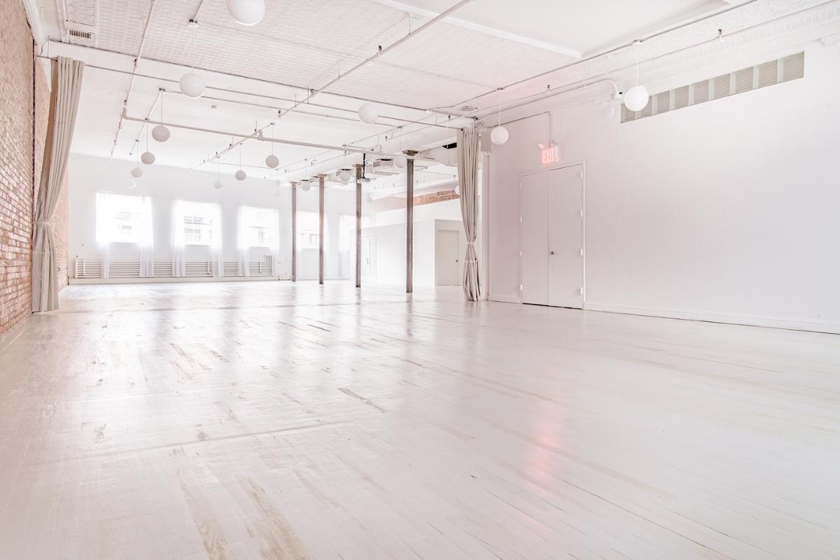 Exposed Brick Loft is Pop-Up Event Space with Rooftop is raw space that is perfect for productions, photoshoots, Mitzvahs, weddings, runway shows, corporate events and more. Near Union Square