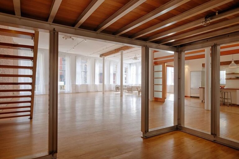 Corporate Event Space is an elegant 4,000 sq. ft. Daylight Studio with 14-foot ceilings, 16 east and south facing windows, and 2 working kitchens. The event space rental is perfect for film and photo shoots, corporate and culinary events, private parties marriages and more.