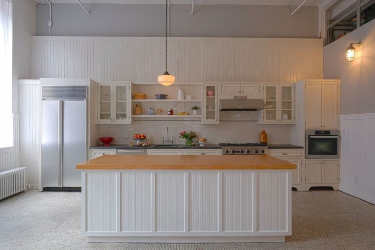 Corporate Event Space is an elegant 4,000 sq. ft. Daylight Studio with 14-foot ceilings, 16 east and south facing windows, and 2 working kitchens. The event space rental is perfect for film and photo shoots, corporate and culinary events, private parties marriages and more.