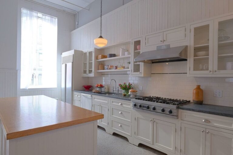 Corporate Event Space is an elegant 4,000 sq. ft. Daylight Studio with 14-foot ceilings, 16 east and south facing windows, and 2 working kitchens. The event space rental is perfect for film and photo shoots, corporate and culinary events, private parties marriages and more.