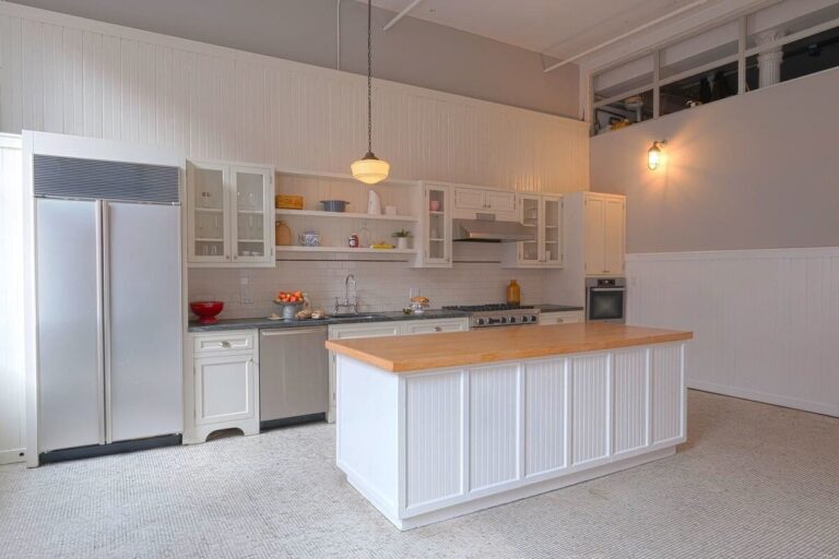 Corporate Event Space is an elegant 4,000 sq. ft. Daylight Studio with 14-foot ceilings, 16 east and south facing windows, and 2 working kitchens. The event space rental is perfect for film and photo shoots, corporate and culinary events, private parties marriages and more.