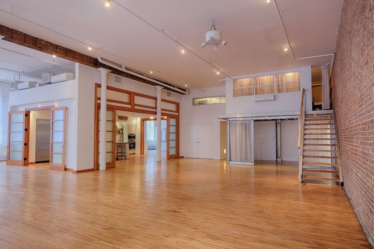 Corporate Event Space is an elegant 4,000 sq. ft. Daylight Studio with 14-foot ceilings, 16 east and south facing windows, and 2 working kitchens. The event space rental is perfect for film and photo shoots, corporate and culinary events, private parties marriages and more.