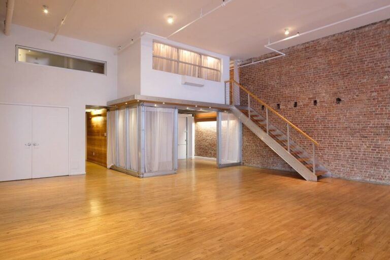Corporate Event Space is an elegant 4,000 sq. ft. Daylight Studio with 14-foot ceilings, 16 east and south facing windows, and 2 working kitchens. The event space rental is perfect for film and photo shoots, corporate and culinary events, private parties marriages and more.
